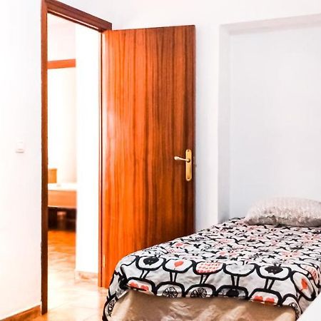 Room In Malaga Center, Homestay "Window To Road" - Habitacion En Apartamento, Ventana A La Careterra! Екстер'єр фото